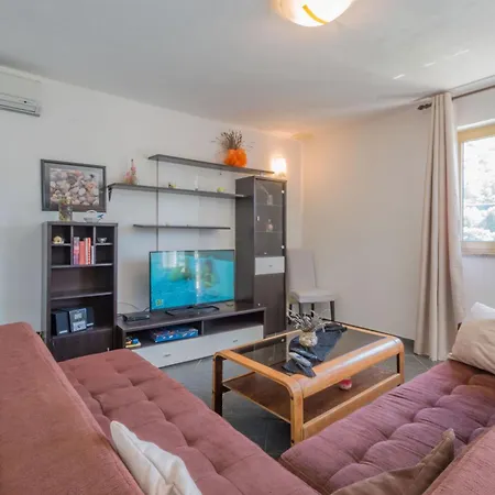 Semesterbostad Dorijana, A Beachfront *